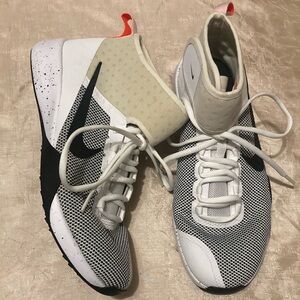 Nike Air Zoom Strong 2 Womens Athletic Shoes